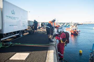 El Cabildo extrae 25 grandes sacas de plásticos y cabos, neumáticos y carros de la compra de los fondos del muelle de Taliarte/TA.